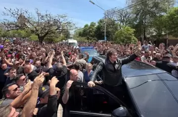 Javier Milei llevó su campaña a Chaco y fue recibido por una multitud en Resistencia