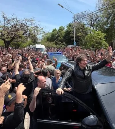 El presidente Javier Milei fue recibido por una multitud en Chaco/ Fuente: Captura de video