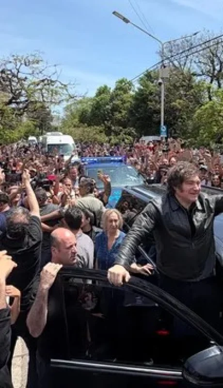 El presidente Javier Milei fue recibido por una multitud en Chaco/ Fuente: Captura de video