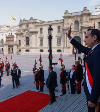 Jerí sale a la explanada del Palacio Presidencial