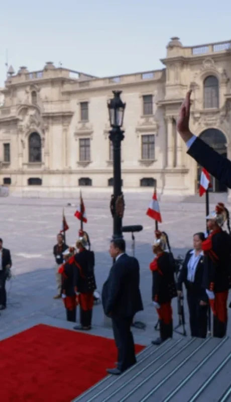 Jerí sale a la explanada del Palacio Presidencial
