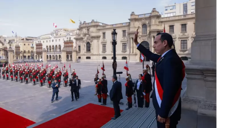 Jerí sale a la explanada del Palacio Presidencial