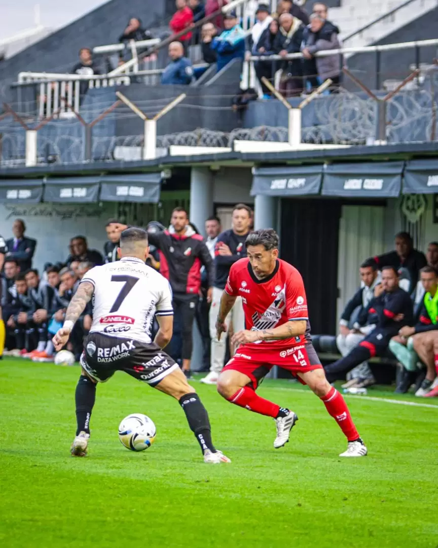 Deportivo Maipú no pudo con Estudiantes de Caseros/ Fotos Manuel Fernández