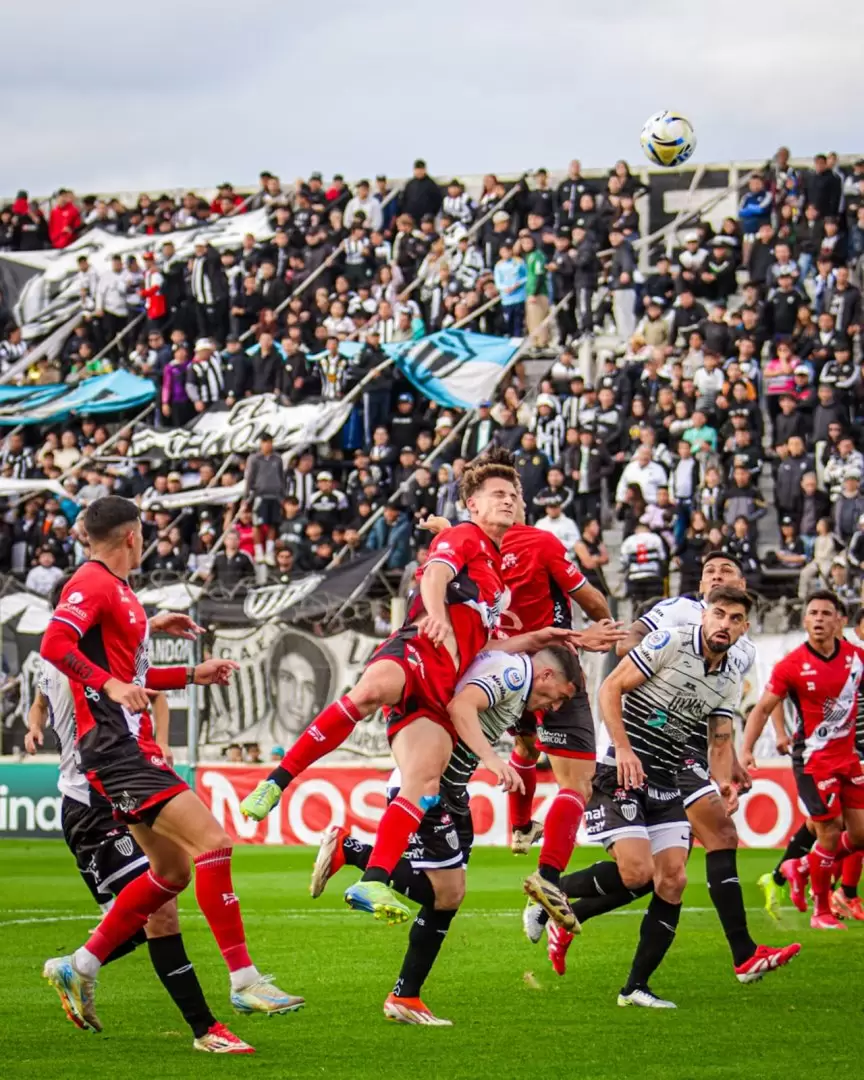 Deportivo Maipú no pudo con Estudiantes de Caseros/ Fotos Manuel Fernández