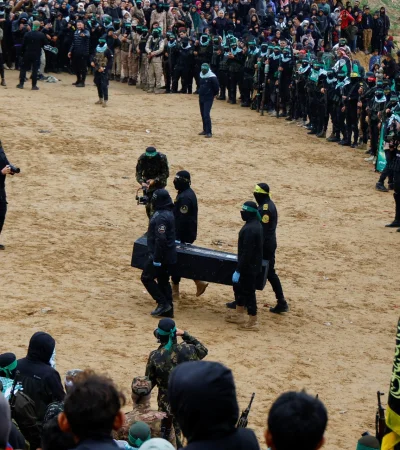 Los cuerpos de los rehenes en camino para su identificación. "Están siendo escoltados por las fuerzas de la Tzahal", anuncia el Ejército.