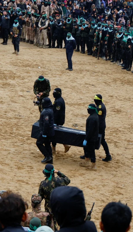 Los cuerpos de los rehenes en camino para su identificación. "Están siendo escoltados por las fuerzas de la Tzahal", anuncia el Ejército.