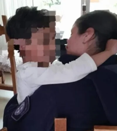 Escena captada cuando el nene se encontraba con su padre alojado en un hotel. (Captura de pantalla)