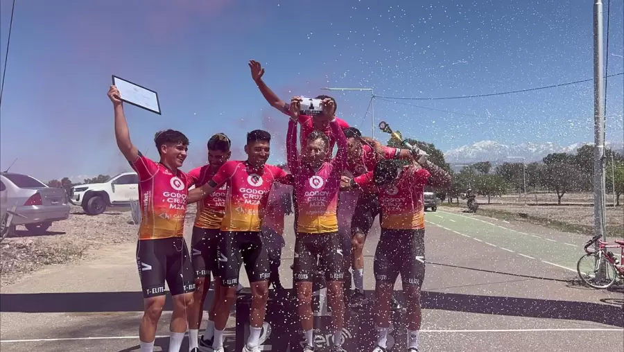 Facundo recibe el saludo de sus compañeros