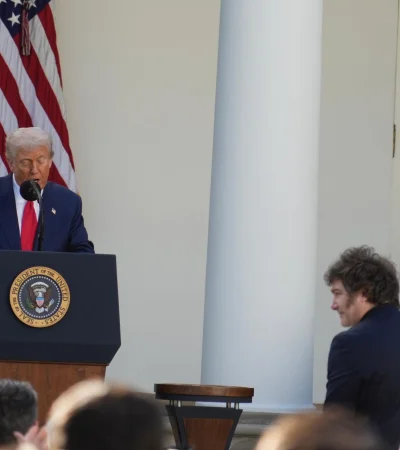 Milei participó esta tarde, en la Casa Blanca, de la ceremonia de homenaje al activista conservador sentado en primera fila.