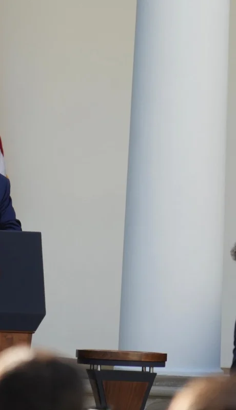 Milei participó esta tarde, en la Casa Blanca, de la ceremonia de homenaje al activista conservador sentado en primera fila.