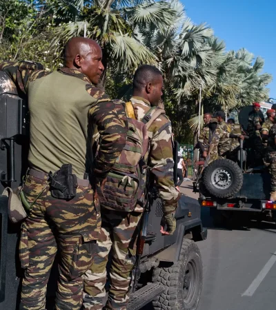 Semanas de protestas por la pobreza (que afecta al 75% de la población) y los cortes de energía, culminaron en la caída del presidente.