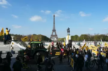Agricultores franceses a los pies de la Torre Eiffel: "UE-Mercosur no es estiércol, pero apesta igual"