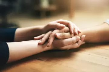 El duelo "invisible": por qué la pérdida de un bebé es el dolor más silenciado y cómo sanarlo