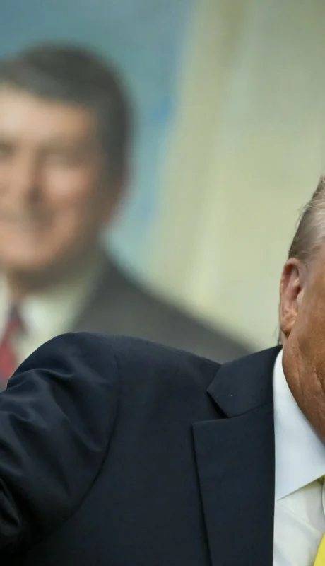 "Lo hemos frenado casi por completo por mar. Ahora lo frenaremos por tierra", afirmó Trump.