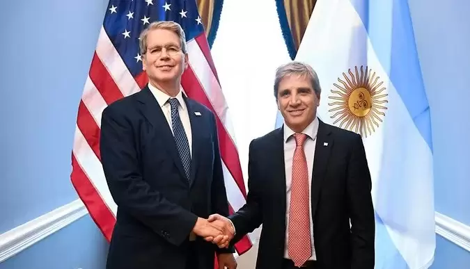 Scott Bessent y el ministro de economía argentino, Luis Caputo. Foto: web