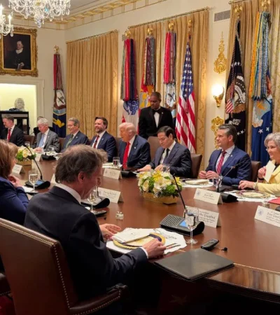 Imagen del encuentro en que se concretó el acuerdo. (web)