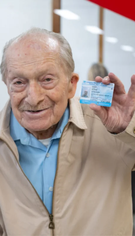 Moisés Roitman vecino de Ciudad, a sus 100 años renovó su licencia de conducir.