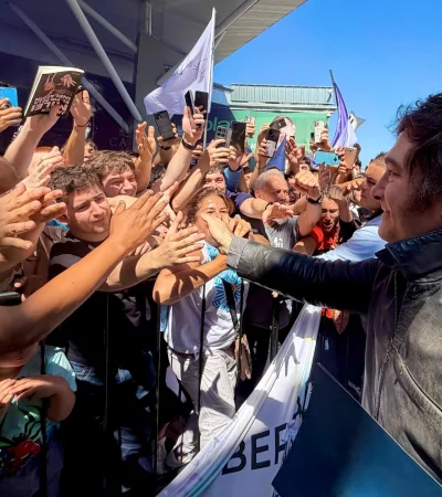 ¿Es un mensaje de gestión o una movida política, considerando que Córdoba era la elegida inicialmente?