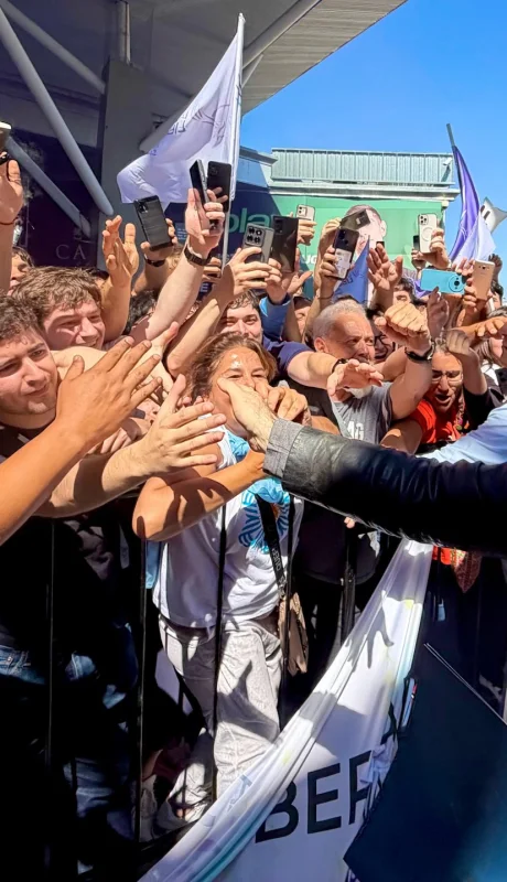 ¿Es un mensaje de gestión o una movida política, considerando que Córdoba era la elegida inicialmente?