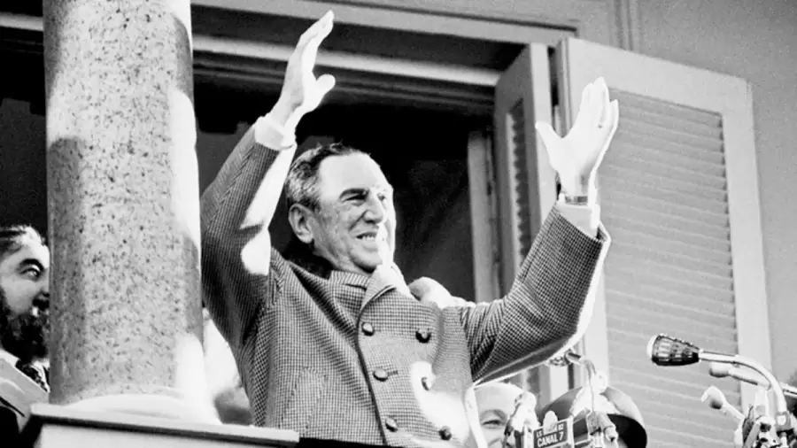 El saludo de Perón a la multitud reunida en la Plaza de Mayo. (Foto: web)