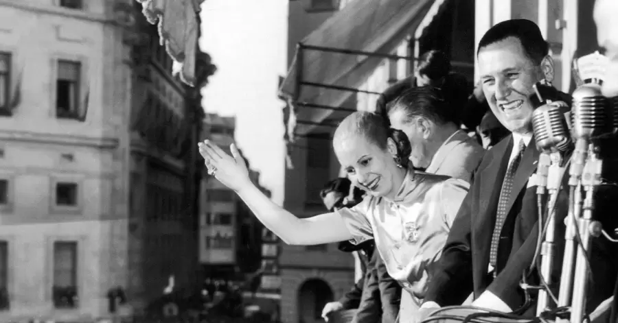 Perón y Evita saludan a la gente en uno de los tantos actos recordando el 17 de octubre. (Foto: web)