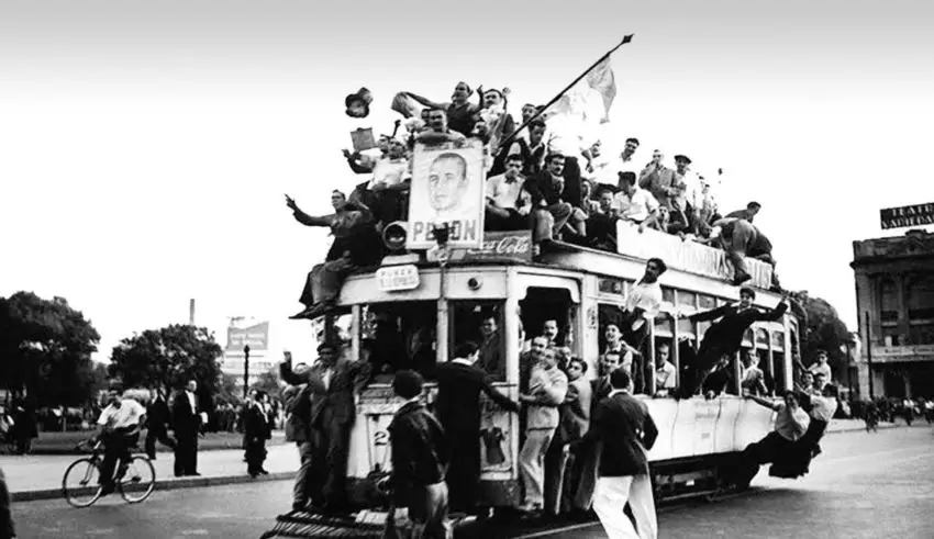Obreros ocupan un tranvía para dirigirse a la Plaza de Mayo. (Imagen: archivo web)