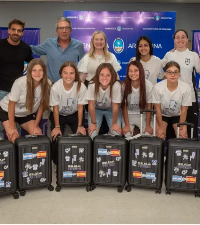 el equipo femenino a punto de viajar a cumplir un sueño