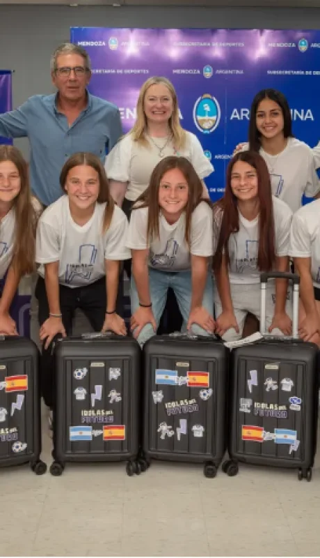 el equipo femenino a punto de viajar a cumplir un sueño