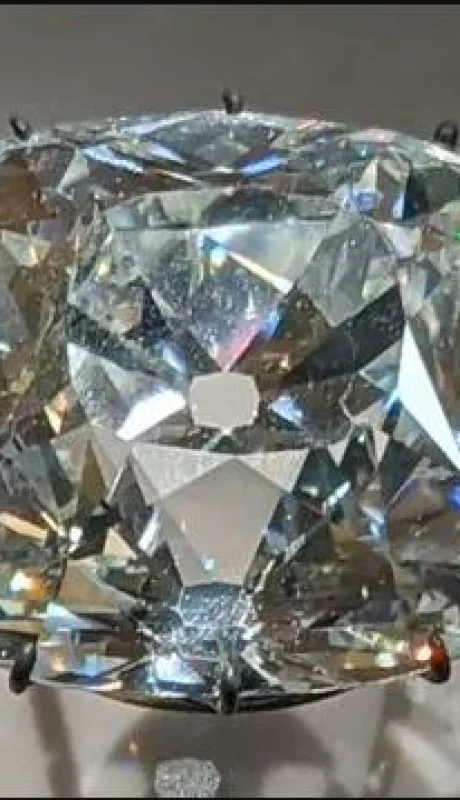 El enigma del diamante Régent: joya inmortal que escapó al robo del Musée du Louvre.