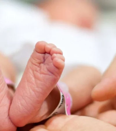 Uno de los factores de la caída en la natalidad se basa en una disminución del embarazo adolescente en diversos sectores socioeconómicos.