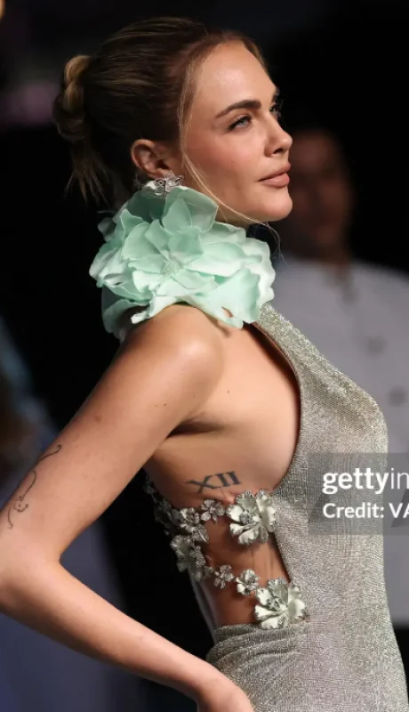 Cara Delevingne brilló &mdash;literalmente&mdash; con un vestido de Tamara Ralph Haute Couture