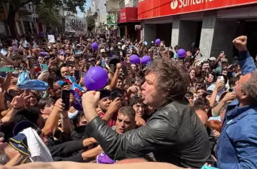 Milei mide su fuerza en Córdoba: cierre de campaña con una caminata masiva y sin escenario