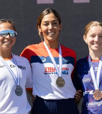 Moira (izquierda) y Emilia (a la derecha) en un reciente torneo en Santa Fe.
