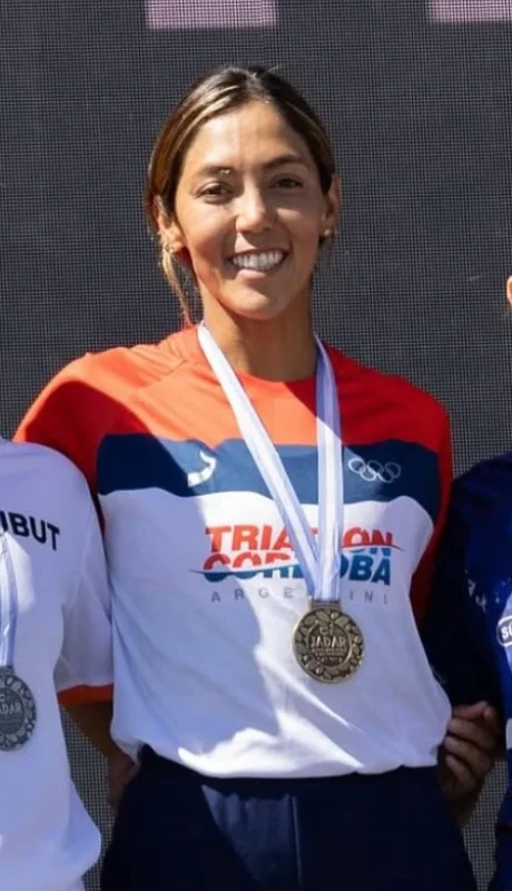 Moira (izquierda) y Emilia (a la derecha) en un reciente torneo en Santa Fe.