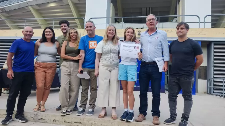 María Emilia Vargas fue distinguida este martes por la vicegobernadora Hebe Casado y el Subdirector de deportes Federido Chiappetta.