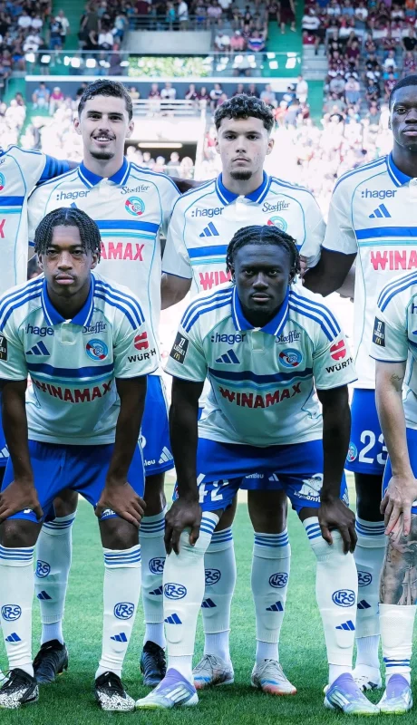 Joaquín Panichelli (tercero de arriba) juega en el Racing de Estrasburgo.