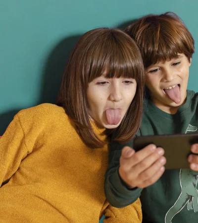 Padres ausentes, hijos online.