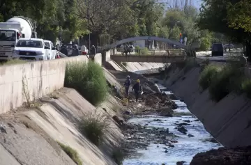 Irresponsabilidad social: el esfuerzo de Hidráulica para limpiar 2.000 toneladas de residuos en colectoras de Mendoza