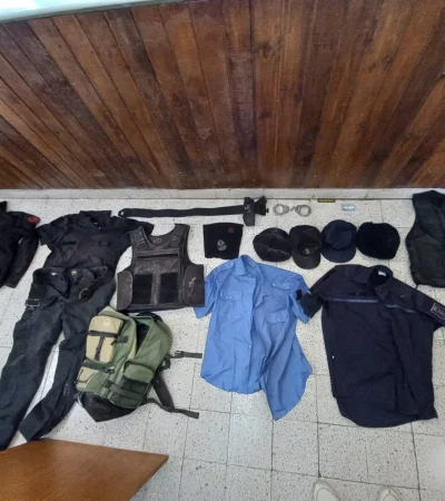 La Policía secuestró chalecos portaplacas y antibalas con numeración identificable, esposas policiales, armas y réplicas.