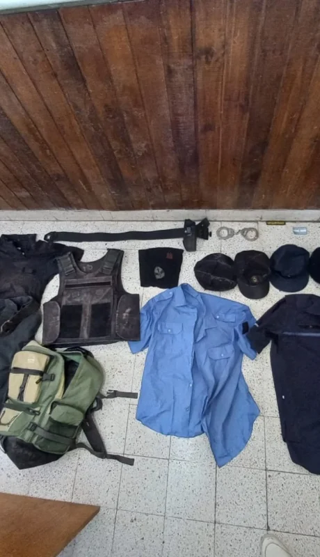 La Policía secuestró chalecos portaplacas y antibalas con numeración identificable, esposas policiales, armas y réplicas.