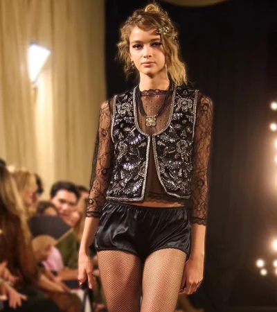 Adiós al minimalismo. Las pasarelas muestran un homenaje al romanticismo y al retro para esta temporada.