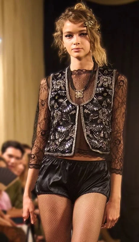 Adiós al minimalismo. Las pasarelas muestran un homenaje al romanticismo y al retro para esta temporada.