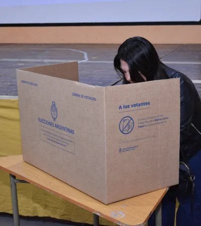 El votante se ubicará detrás de un biombo para emitir su voto. Pero cuidado: nada de celulares.