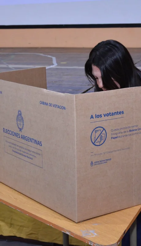 El votante se ubicará detrás de un biombo para emitir su voto. Pero cuidado: nada de celulares.