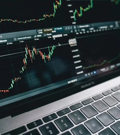 El especialista aconsejó a los jóvenes tomar riesgos en activos como acciones tecnológicas para enfrentar la pérdida de valor de las monedas.