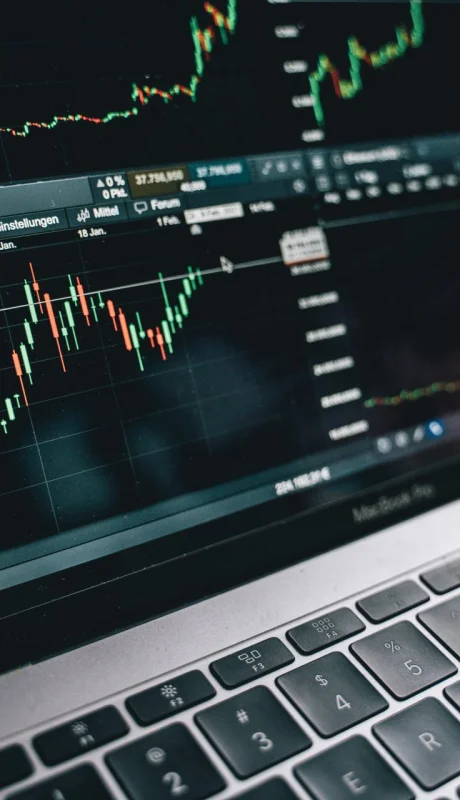 El especialista aconsejó a los jóvenes tomar riesgos en activos como acciones tecnológicas para enfrentar la pérdida de valor de las monedas.