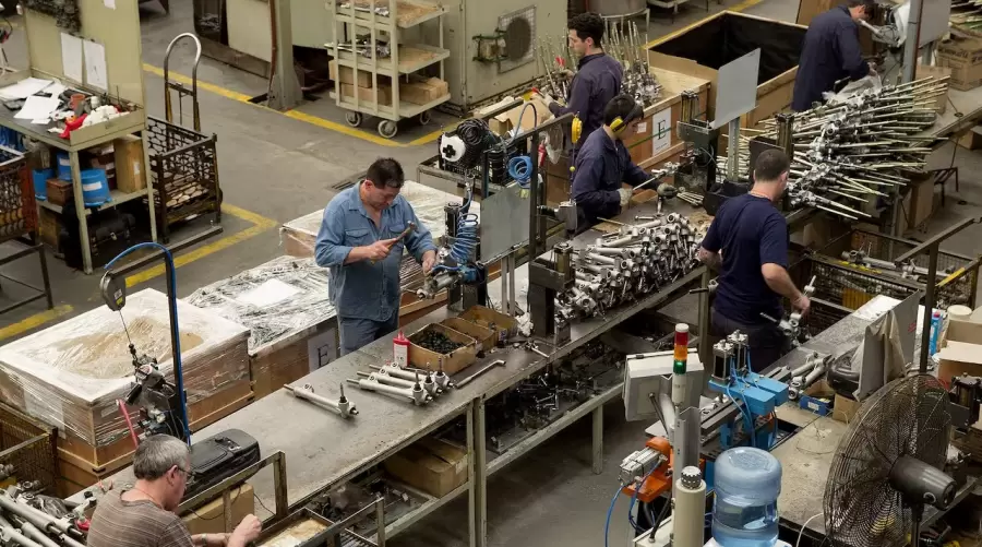 En un contexto de reestructuración, el gobierno trabaja en la diversificación productiva, señalando la importancia de "traer minería en el más corto t