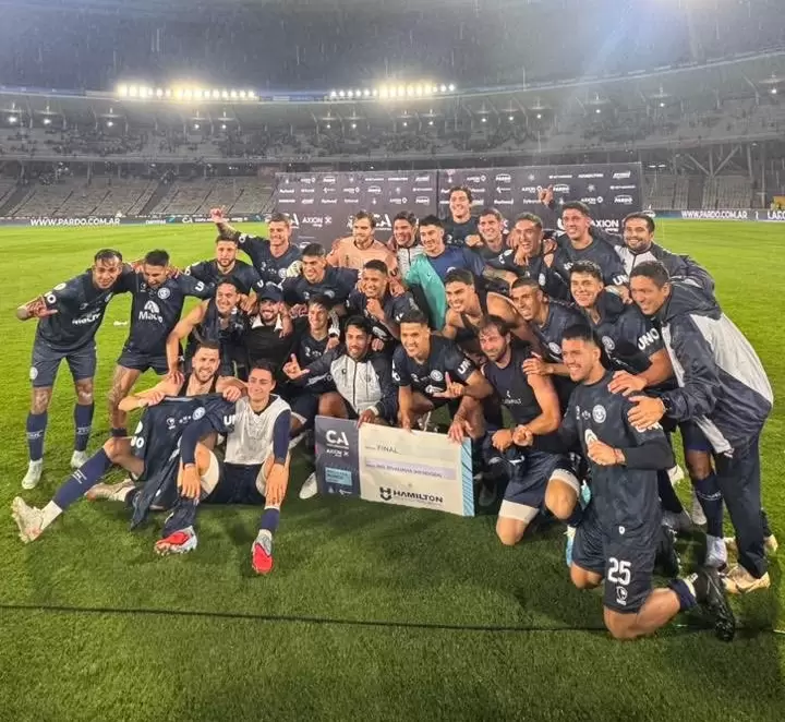 El plantel de Independiente Rivadavia con el cheque finalista
