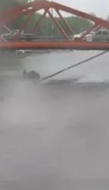 Un taxista falleció tras descompensarse durante el temporal en AMBA y quedar atrapado en la General Paz/ Fuente: X