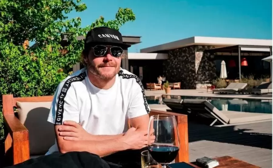 Valtteri Bottas en Mendoza, catando un buen Malbeck. (Foto: gentileza)